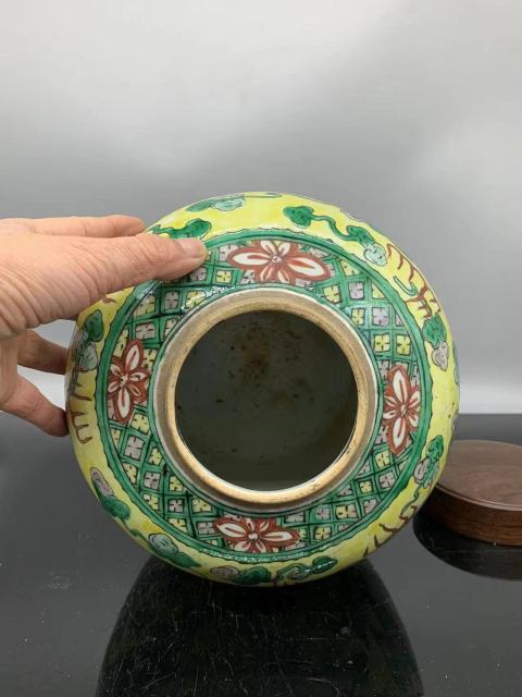 古玩陶瓷黃地五彩龍鳳紋罐拍賣，當前價格9999元