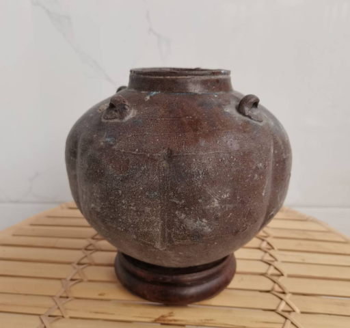 古玩陶瓷唐代宣州窯醬釉瓜楞四系罐拍賣,當前價格20000元