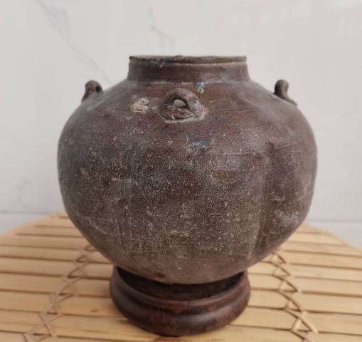 古玩陶瓷唐代宣州窯醬釉瓜楞四系罐拍賣,當前價格20000元