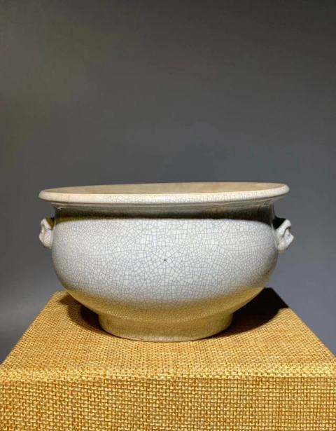 古玩陶瓷(清代)哥釉獸耳香爐拍賣,當前價格0元
