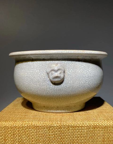 古玩陶瓷(清代)哥釉獸耳香爐拍賣,當前價格0元