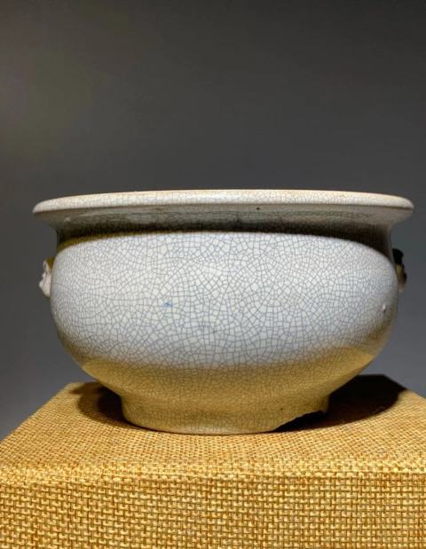 古玩陶瓷(清代)哥釉獸耳香爐拍賣,當前價格0元