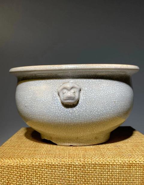 古玩陶瓷(清代)哥釉獸耳香爐拍賣,當前價格0元