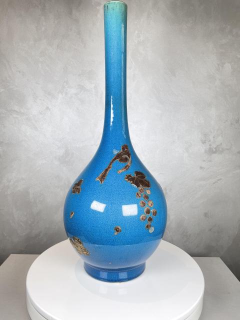 古玩陶瓷民國·孔雀藍釉貼塑葡萄紋長頸瓶拍賣,當前價格6200元