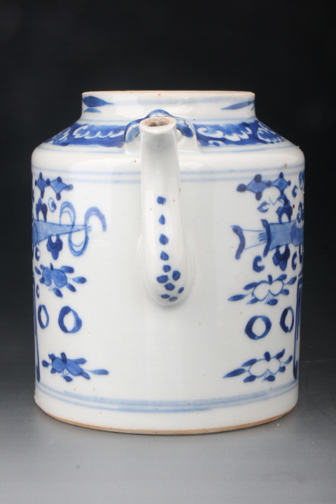 古玩陶瓷【8140】清晚期  青花博古花卉紋提梁壺拍賣，當(dāng)前價格2280元