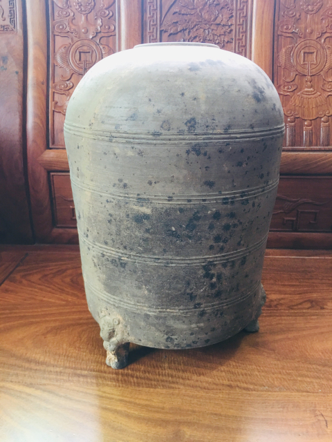 古玩陶瓷灰陶三熊足谷倉(cāng)拍賣,當(dāng)前價(jià)格3888元