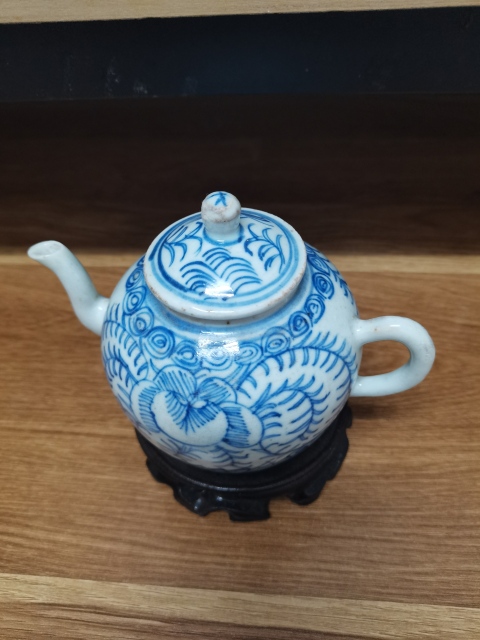 古玩陶瓷清中期青花纏枝花卉茶壺拍賣，當前價格1800元
