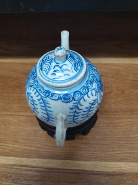 古玩陶瓷清中期青花纏枝花卉茶壺拍賣，當前價格1800元
