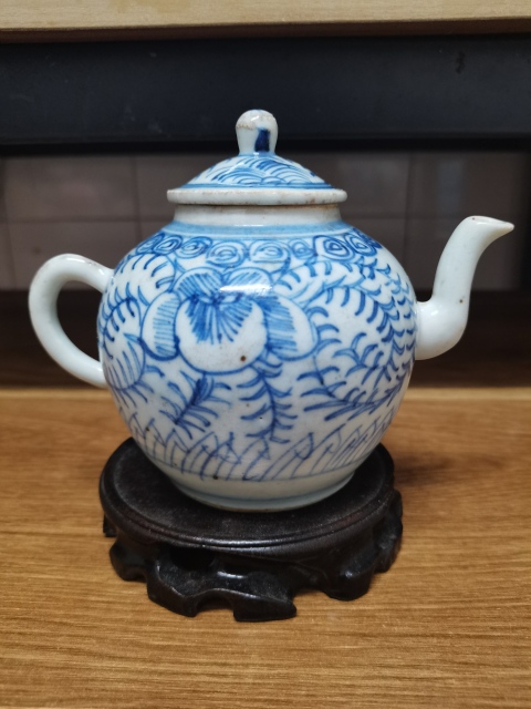 古玩陶瓷清中期青花纏枝花卉茶壺拍賣，當前價格1800元