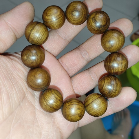 古玩雜項老料,原汁原味黃花梨手串拍賣,當前價格999元