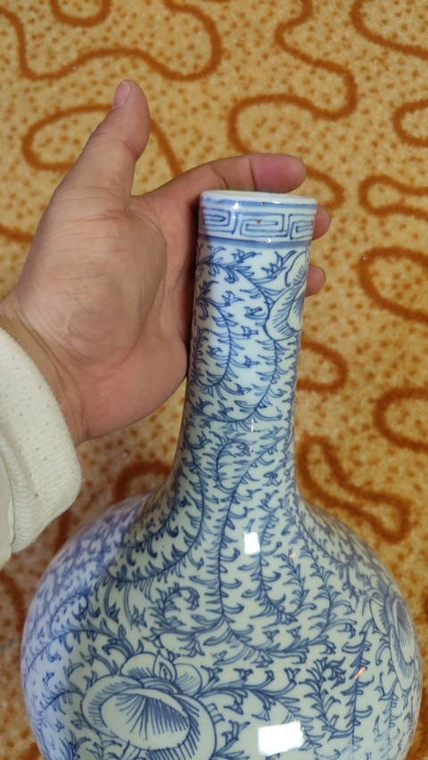 古玩陶瓷青花纏枝花紋天球瓶拍賣，當(dāng)前價(jià)格15000元