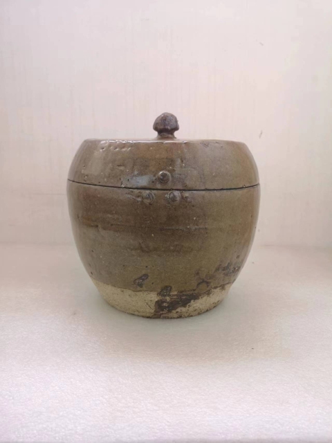 古玩陶瓷清早期褐釉蓋罐拍賣,當(dāng)前價(jià)格1350元