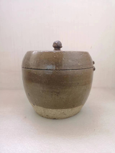 古玩陶瓷清早期褐釉蓋罐拍賣,當(dāng)前價(jià)格1350元