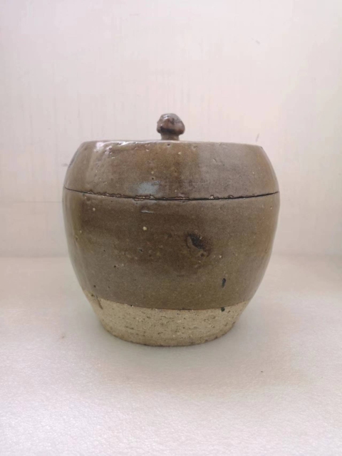 古玩陶瓷清早期褐釉蓋罐拍賣,當(dāng)前價(jià)格1350元