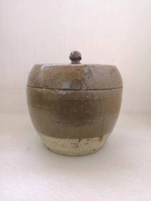 古玩陶瓷清早期褐釉蓋罐拍賣,當(dāng)前價(jià)格1350元