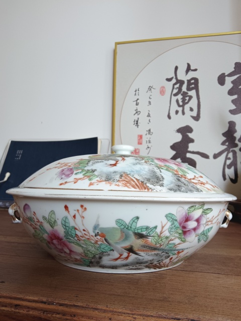 古玩陶瓷江西瓷業(yè)公司官窯款大名家袁榮興粉彩花鳥紋一品鍋拍賣,當前價格2600元