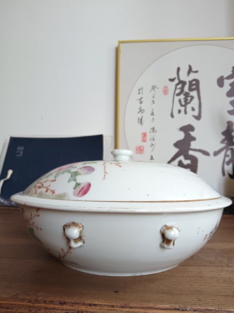 古玩陶瓷江西瓷業(yè)公司官窯款大名家袁榮興粉彩花鳥紋一品鍋拍賣,當前價格2600元