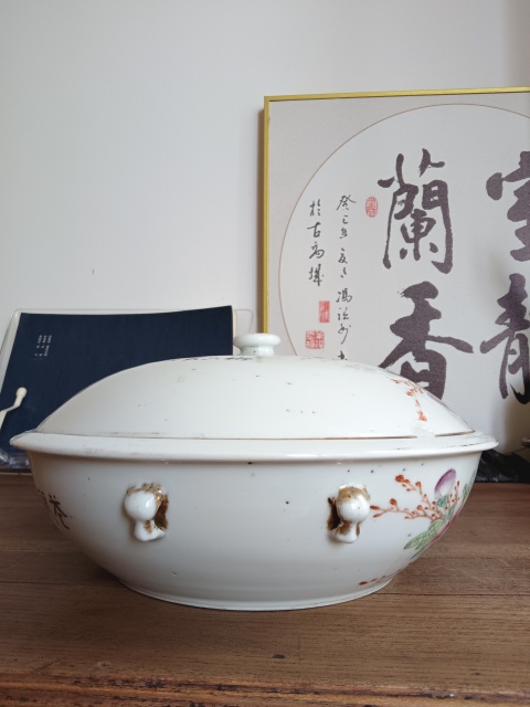 古玩陶瓷江西瓷業(yè)公司官窯款大名家袁榮興粉彩花鳥紋一品鍋拍賣,當前價格2600元