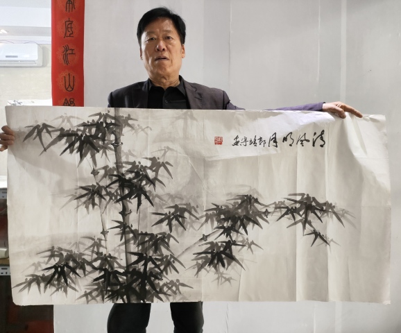 古玩字畫帶合影真跡中國美術家協會會員,安徽省書協會員,香港書畫研究院副院長拍賣,當前價格799元