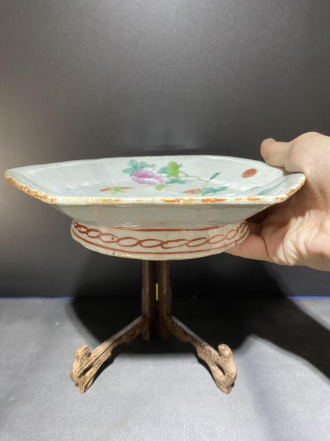 中国美術 古玩 清代 同治 六角粉彩皮球花紋樣 高足盤 清同治，粉彩洞石花鸟图六角盘《完好》 大清同治年制》直径21cm