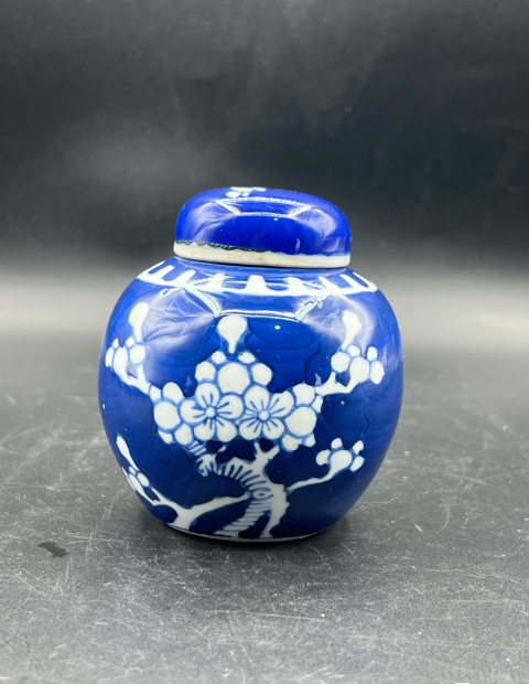 古玩陶瓷青花留白冰梅紋蓋罐拍賣,當前價格0元