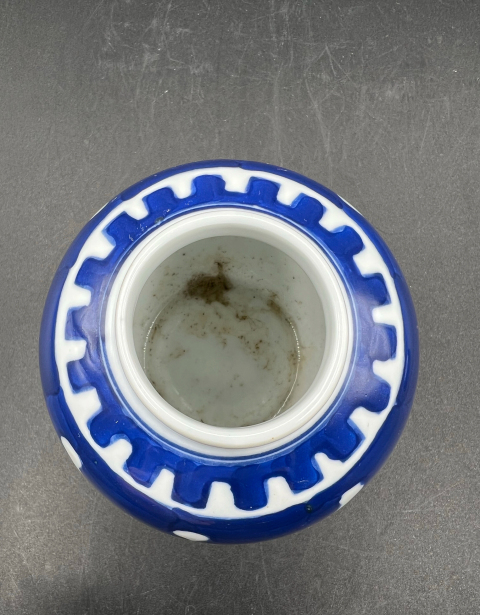 古玩陶瓷青花留白冰梅紋蓋罐拍賣,當前價格0元