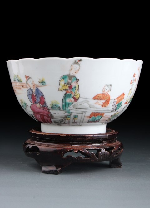 古玩陶瓷【7495】清乾隆  青花廣彩通景庭院人物故事圖花口碗拍賣，當前價格3980元