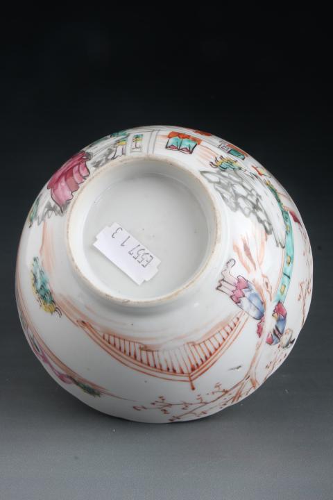 古玩陶瓷【7495】清乾隆  青花廣彩通景庭院人物故事圖花口碗拍賣，當前價格3980元