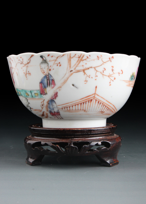 古玩陶瓷【7495】清乾隆  青花廣彩通景庭院人物故事圖花口碗拍賣，當前價格3980元