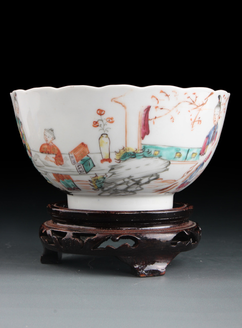 古玩陶瓷【7495】清乾隆  青花廣彩通景庭院人物故事圖花口碗拍賣，當前價格3980元