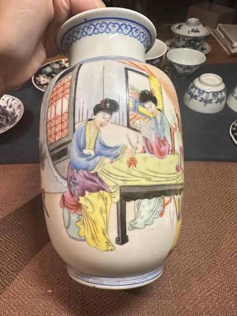 古玩陶瓷解放初期粉彩仕女故事圖燈籠瓶拍賣,當前價格1800元