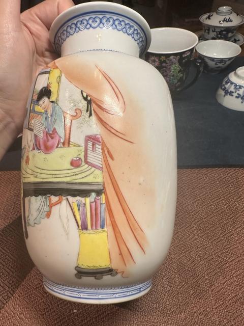 古玩陶瓷解放初期粉彩仕女故事圖燈籠瓶拍賣,當前價格1800元