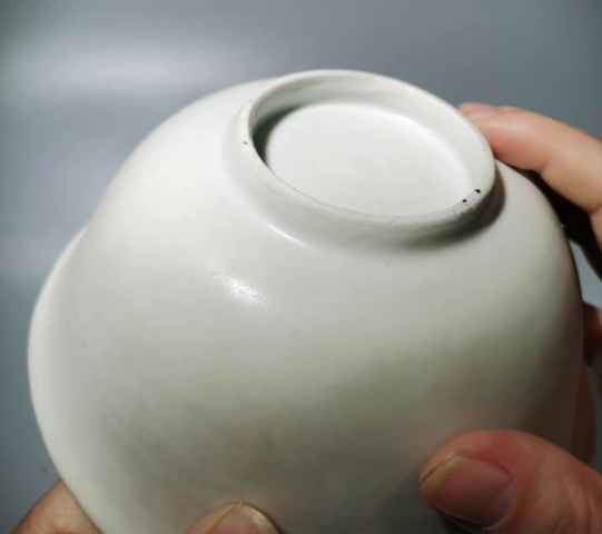 古玩陶瓷明代甜白釉宮碗（AI識(shí)別為永樂(lè)官窯）拍賣，當(dāng)前價(jià)格80000元