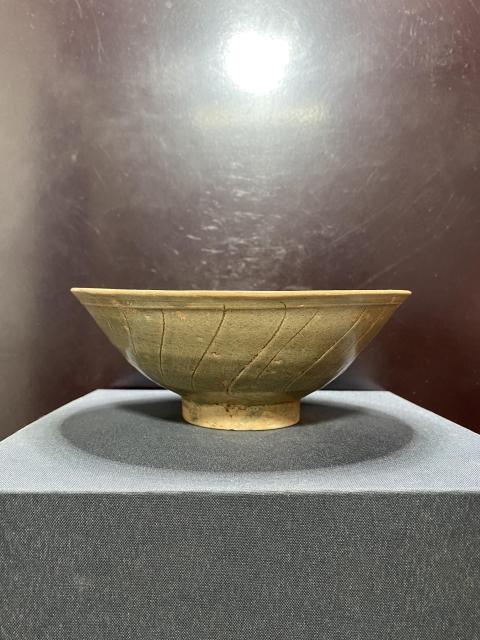 古玩陶瓷宋代青釉刻劃紋碗拍賣，當前價格1800元