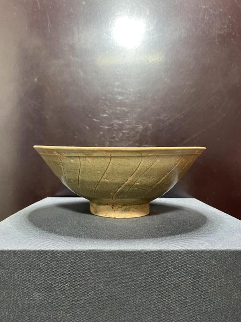 古玩陶瓷宋代青釉刻劃紋碗拍賣，當前價格1800元