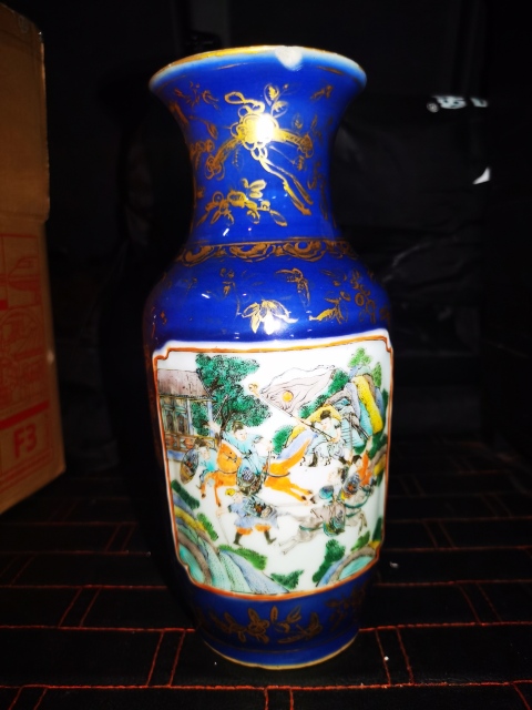 古玩陶瓷清晚期咸豐祭藍釉描金廣彩人物瓶拍賣,當前價格4800元