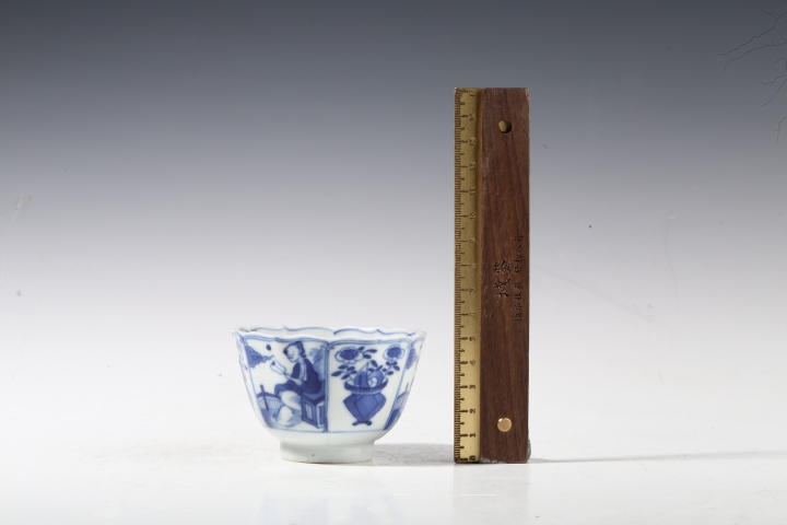 古玩陶瓷清晚·青花開窗仕女花卉紋葵口杯拍賣，當(dāng)前價格1988元