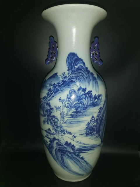 域鉴古玩】初看清末民国青花山水人物双耳大瓶拍卖价格/图片/值多少钱