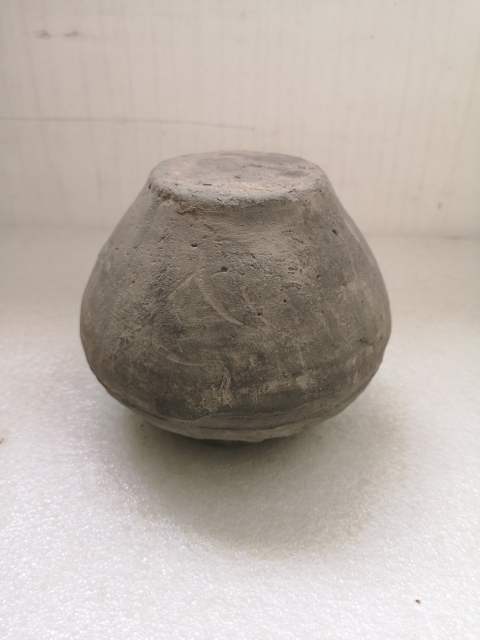 古玩陶瓷漢代灰陶跑獸紋撲滿拍賣,當(dāng)前價格750元