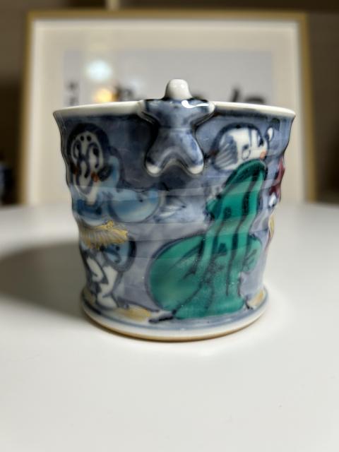 古玩陶瓷日本名家昭和青花加彩人物紋貼塑童子杯拍賣,當前價格580元