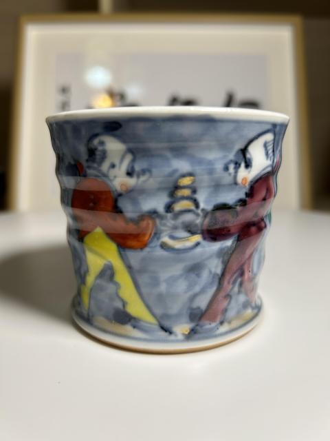 古玩陶瓷日本名家昭和青花加彩人物紋貼塑童子杯拍賣,當前價格580元
