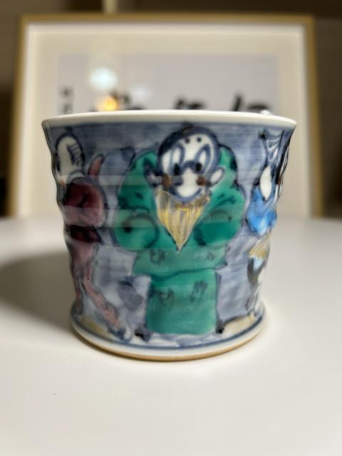 古玩陶瓷日本名家昭和青花加彩人物紋貼塑童子杯拍賣,當前價格580元