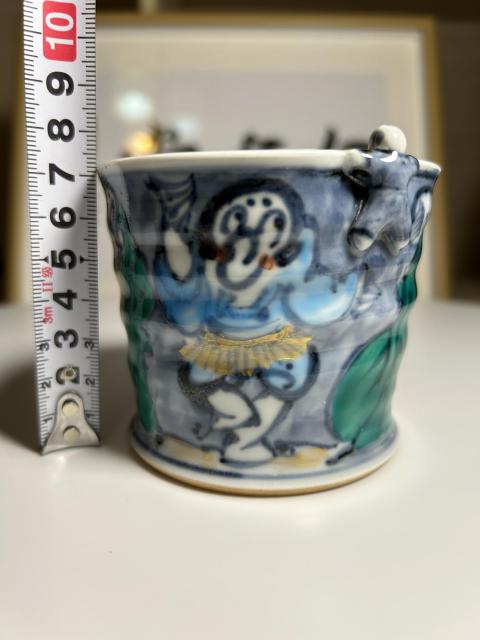 古玩陶瓷日本名家昭和青花加彩人物紋貼塑童子杯拍賣,當前價格580元