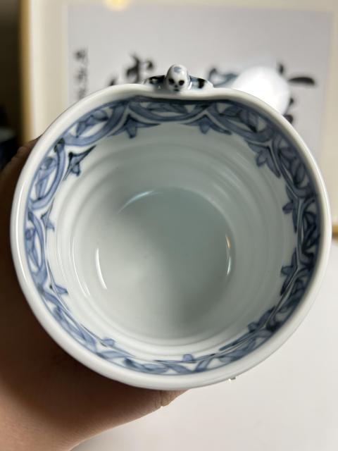 古玩陶瓷日本名家昭和青花加彩人物紋貼塑童子杯拍賣,當前價格580元