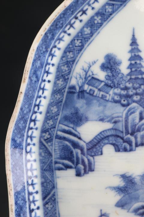 古玩陶瓷【7606】清乾隆  青花山水樓閣圖樹葉形盤拍賣，當前價格3880元