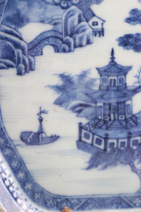 古玩陶瓷【7606】清乾隆  青花山水樓閣圖樹葉形盤拍賣，當前價格3880元