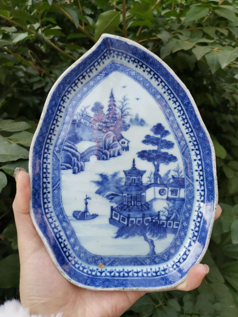 古玩陶瓷【7606】清乾隆  青花山水樓閣圖樹葉形盤拍賣，當前價格3880元
