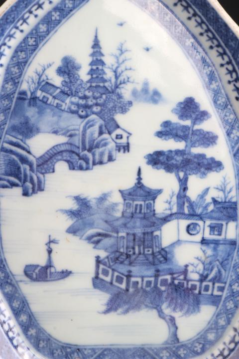 古玩陶瓷【7606】清乾隆  青花山水樓閣圖樹葉形盤拍賣，當前價格3880元
