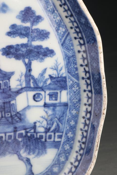 古玩陶瓷【7606】清乾隆  青花山水樓閣圖樹葉形盤拍賣，當前價格3880元