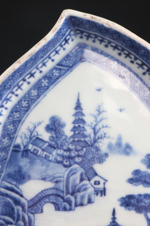 古玩陶瓷【7606】清乾隆  青花山水樓閣圖樹葉形盤拍賣，當前價格3880元